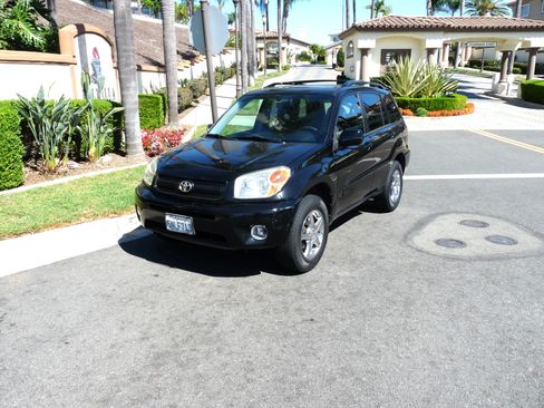 Used 2005 Toyota RAV4 2WD w/ "L" Pkg image 2