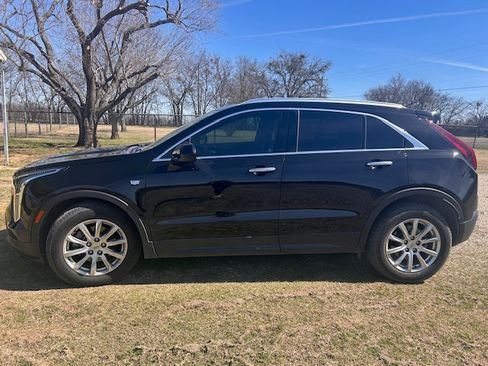 Used 2019 Cadillac XT4 Luxury w/ Cold Weather Package image 2