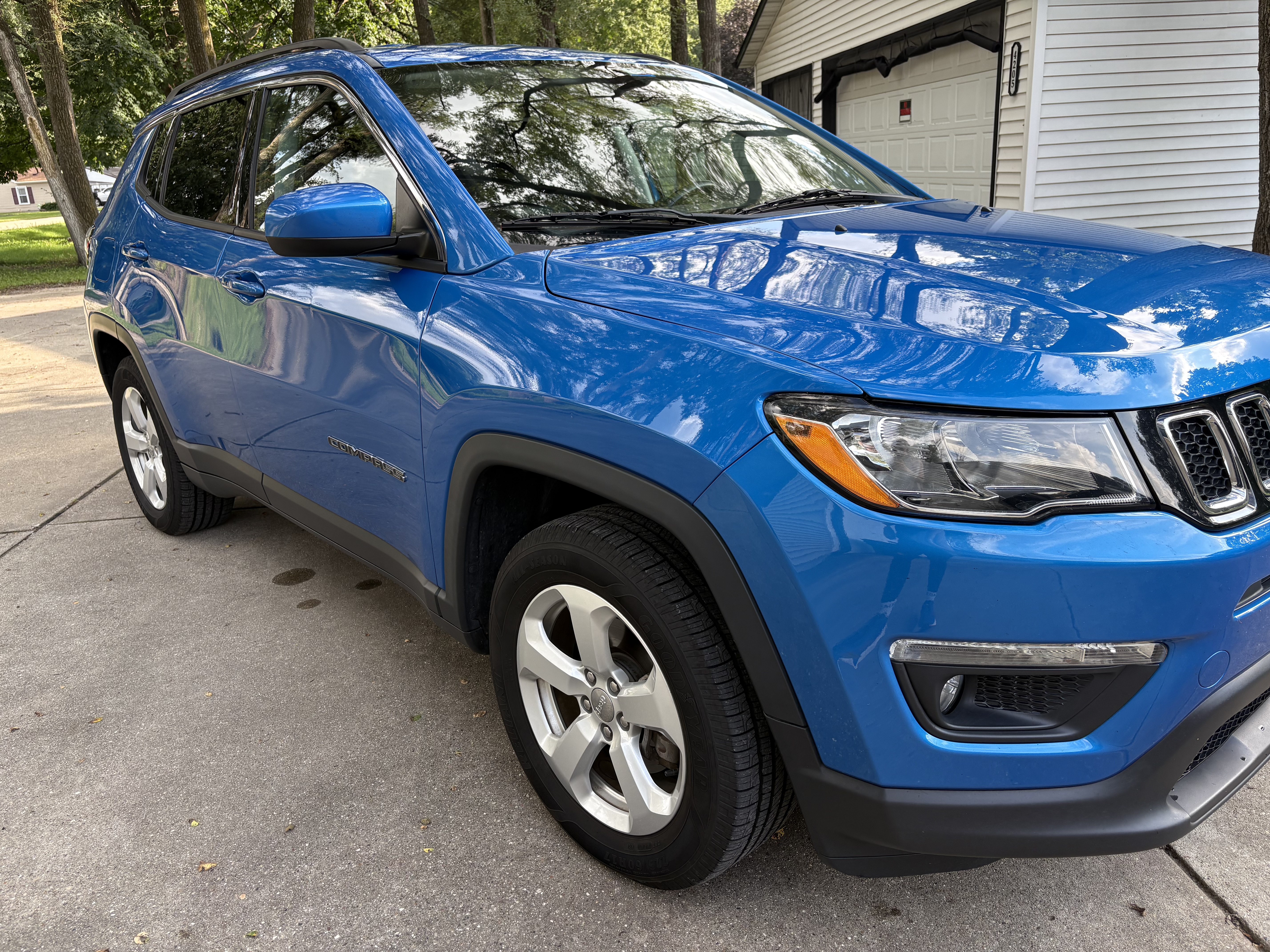Used 2018 Jeep Compass Latitude w/ Cold Weather Group AWD/4WD image 1