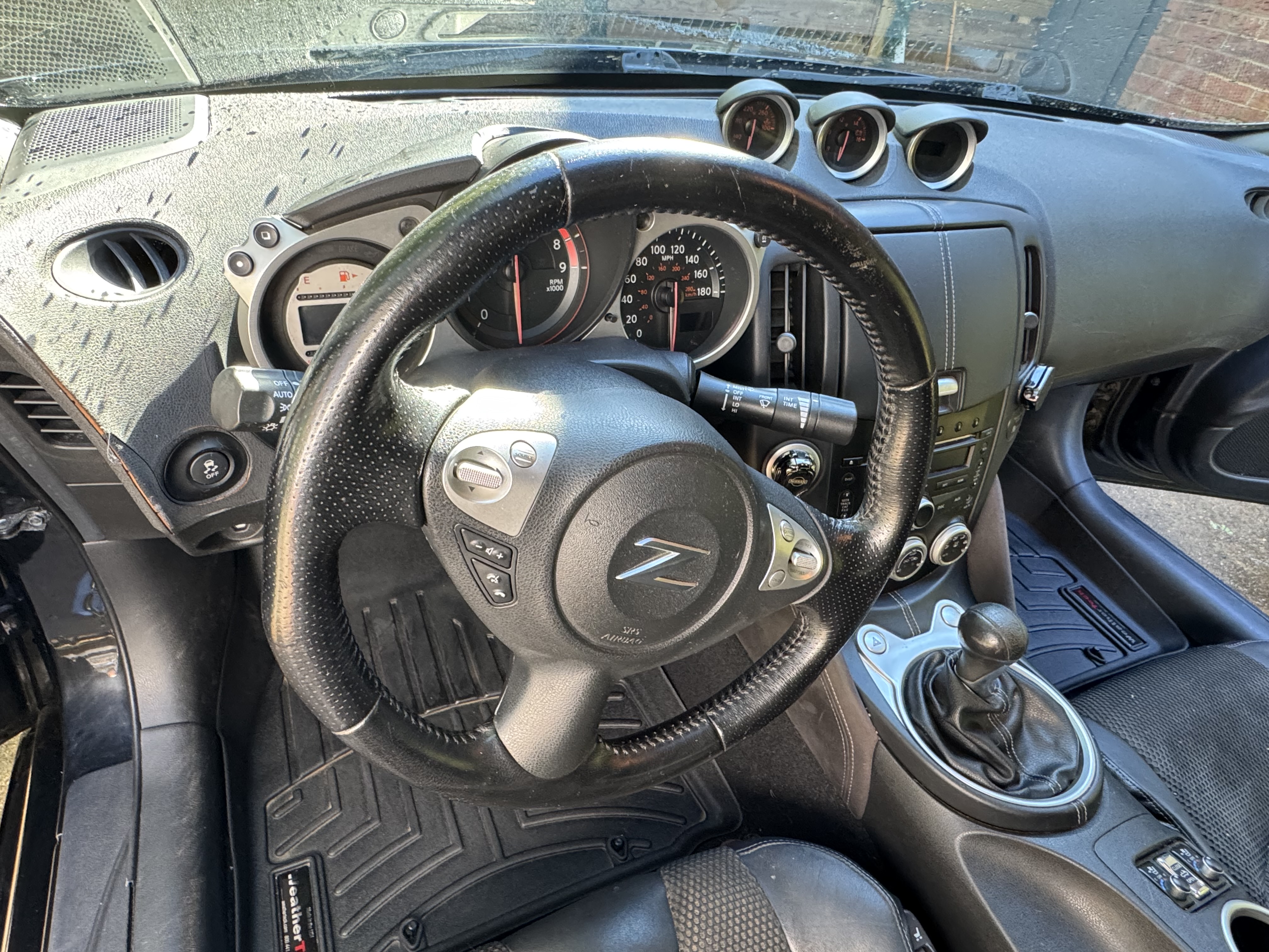 Used 2011 Nissan 370Z Touring RWD image 4