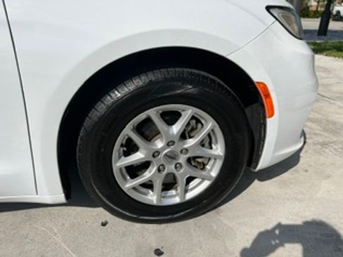 Used 2021 Chrysler Pacifica Touring-L FWD image 16
