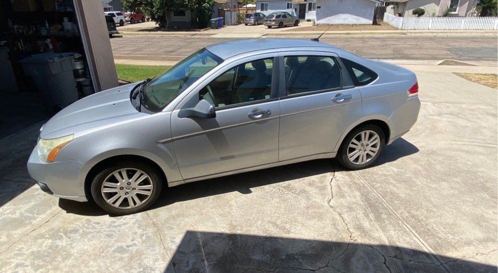 Used 2010 Ford Focus SEL FWD image 4
