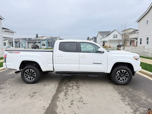 Used 2022 Toyota Tacoma TRD Sport image 2