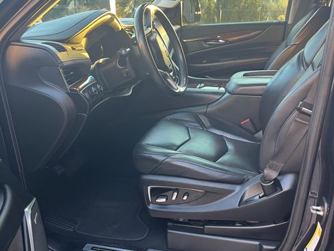 Used 2019 Cadillac Escalade ESV Luxury image 11