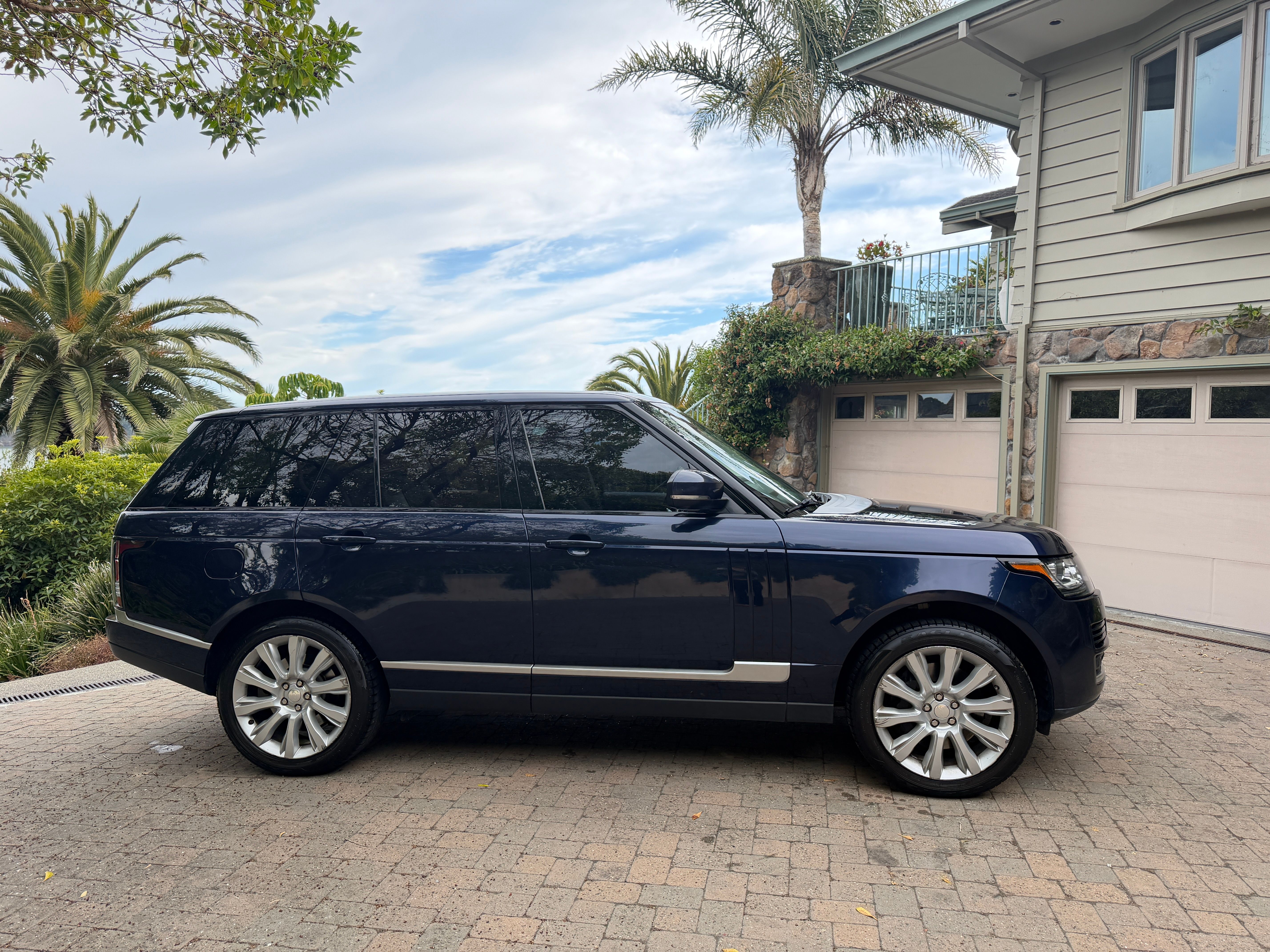 Used 2014 Land Rover Range Rover Supercharged AWD/4WD image 2