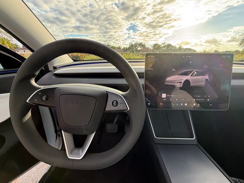 Used 2026 Tesla Model Y Long Range image 8