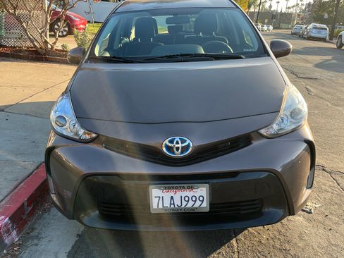 Used 2015 Toyota Prius V Three image 2