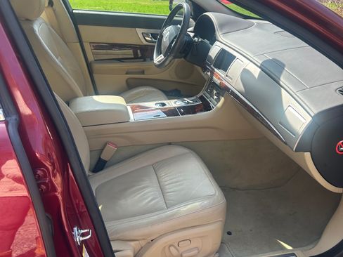 Used 2011 Jaguar XF image 11