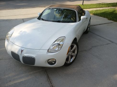 Used 2008 Pontiac Solstice Convertible w/ Premium Package image 2