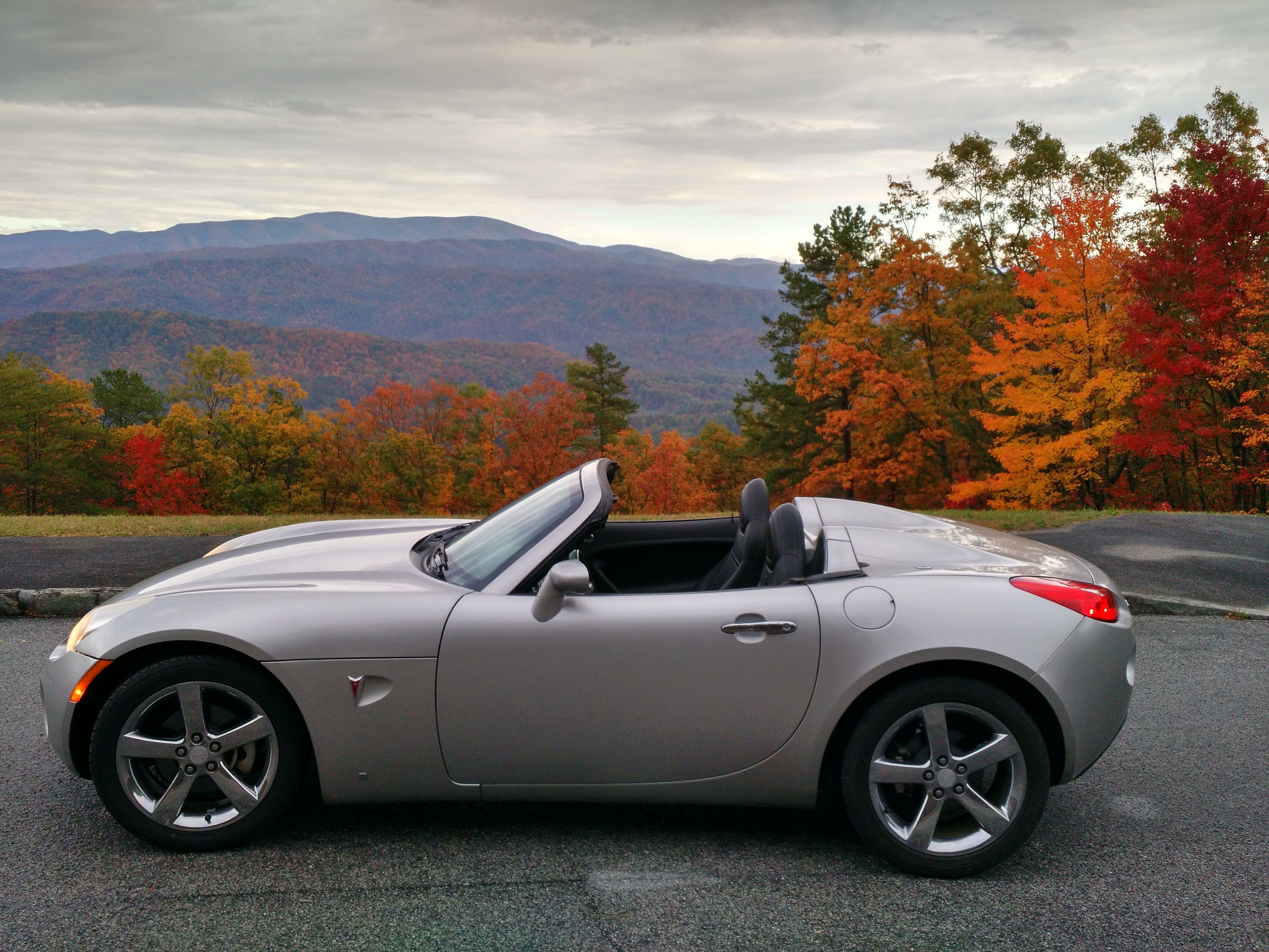 Used 2006 Pontiac Solstice Convertible w/ Premium Package RWD image 2