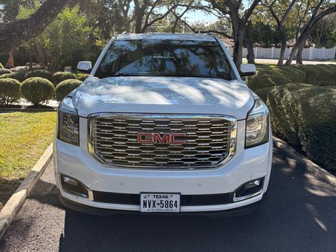 Used 2020 GMC Yukon XL Denali w/ Denali Premium Package image 4