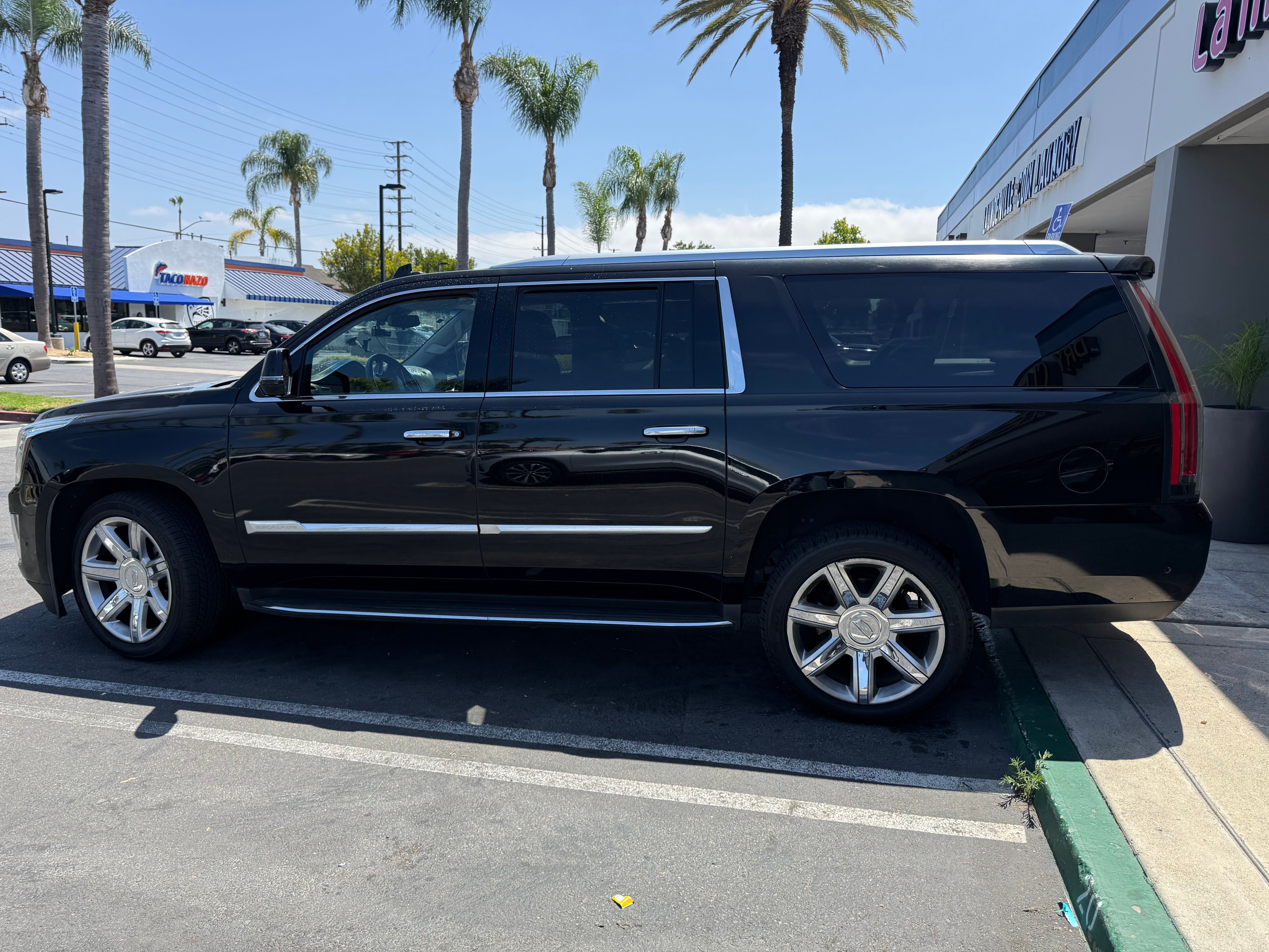 Used 2018 Cadillac Escalade ESV Luxury RWD image 1