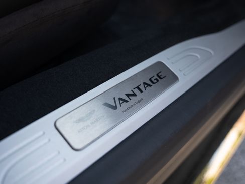 Used 2019 Aston Martin V8 Vantage Coupe RWD image 18