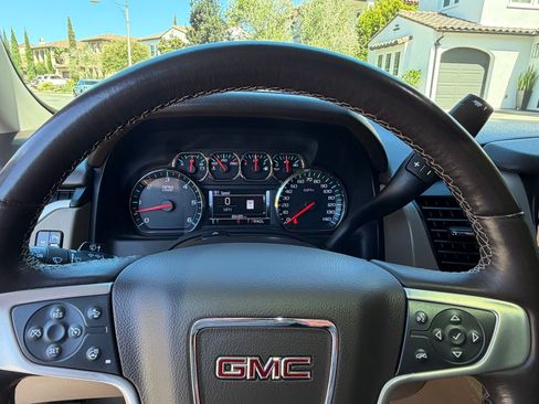Used 2018 GMC Yukon SLT w/ Open Road Package AWD/4WD image 11