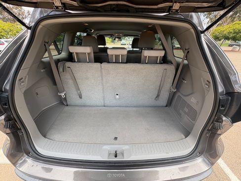 Used 2017 Toyota Highlander LE w/ Carpet Mat Package AWD/4WD image 15