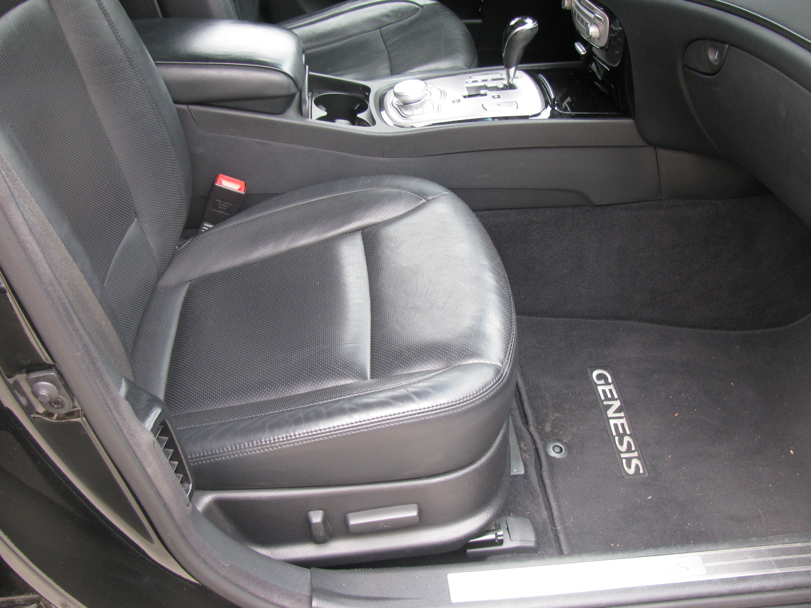 Used 2013 Hyundai Genesis 3.8 w/ Technology Pkg RWD image 6