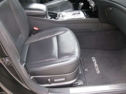 Used 2013 Hyundai Genesis 3.8 w/ Technology Pkg image 6