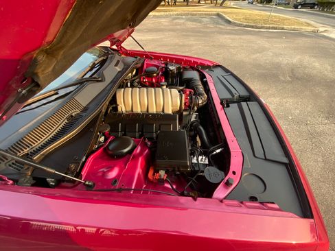 Used 2010 Dodge Challenger SRT8 w/ Furious Fuchsia Group RWD image 10