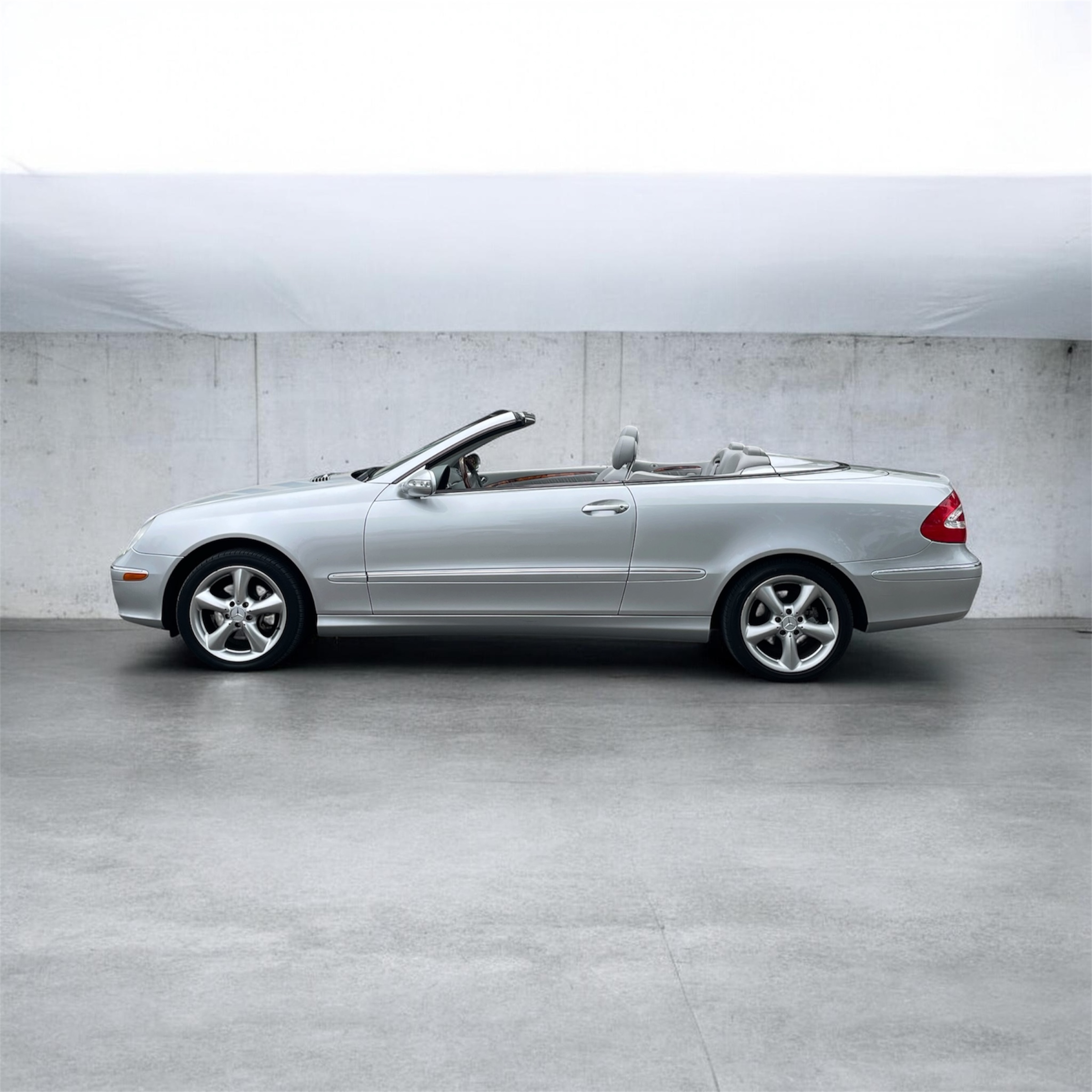 Used 2005 Mercedes-Benz CLK 320 Cabriolet image 1