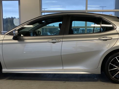 Used 2022 Toyota Camry SE image 2