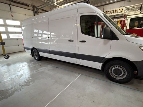 Used 2021 Mercedes-Benz Sprinter 2500 image 4