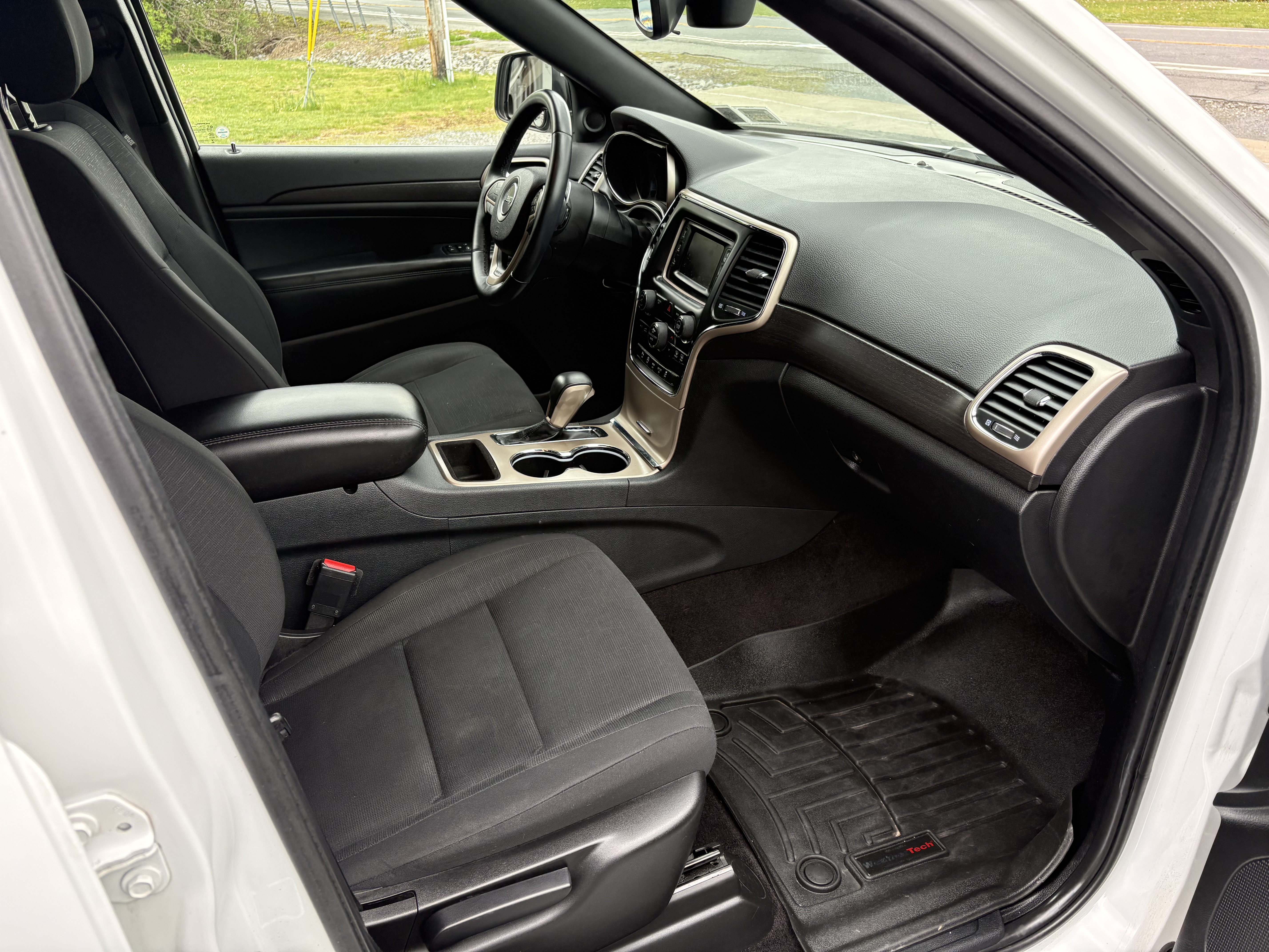 Used 2017 Jeep Grand Cherokee Laredo w/ Quick Order Package 23E AWD/4WD image 6