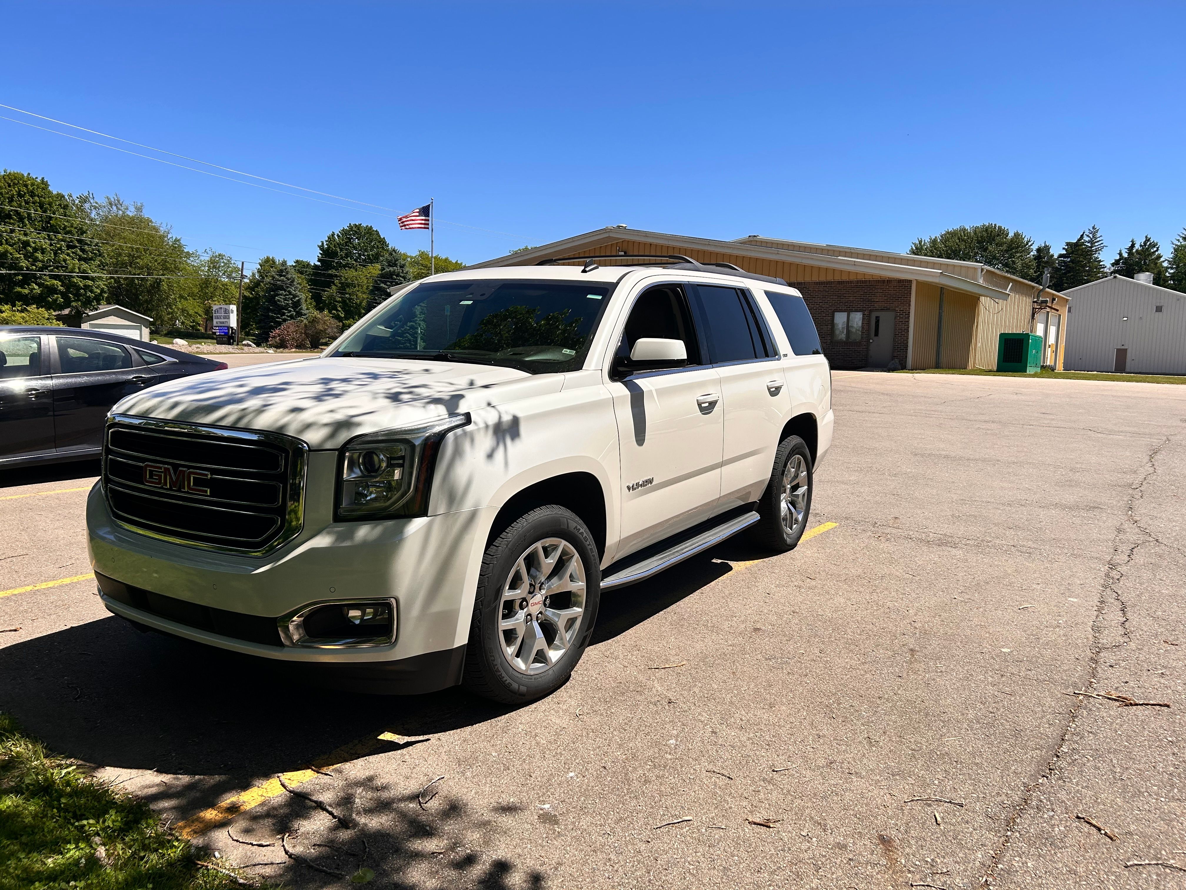 Used 2015 GMC Yukon SLT w/ Open Road Package AWD/4WD image 1