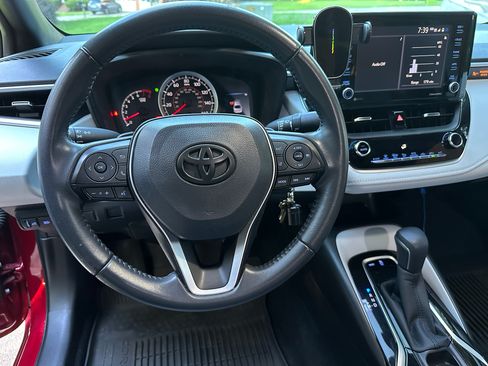 Used 2022 Toyota Corolla SE FWD image 2