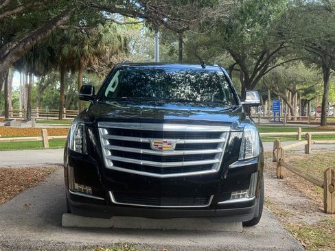 Used 2020 Cadillac Escalade ESV Luxury image 2