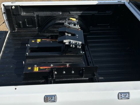 Used 2005 GMC Sierra 2500 SLT w/ Skid Plate Package image 11