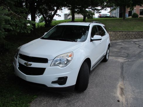 Used 2011 Chevrolet Equinox LT w/ Driver Convenience Package image 2