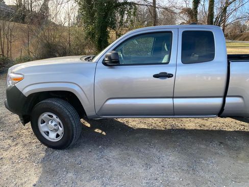 Used 2022 Toyota Tacoma SR image 5