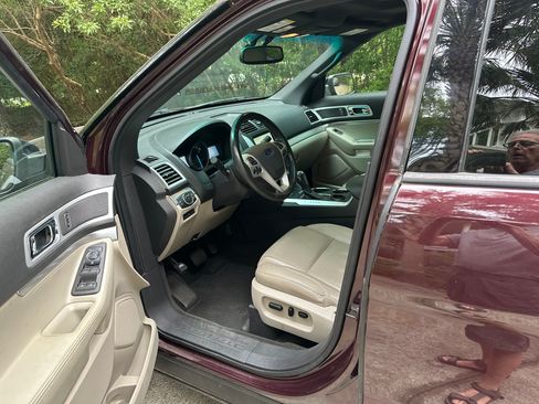 Used 2011 Ford Explorer XLT w/ 202A Rapid Spec Order Code FWD image 2