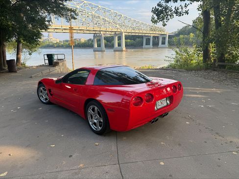 Used 1998 Chevrolet Corvette Coupe w/ Performance Handling Pkg RWD image 5