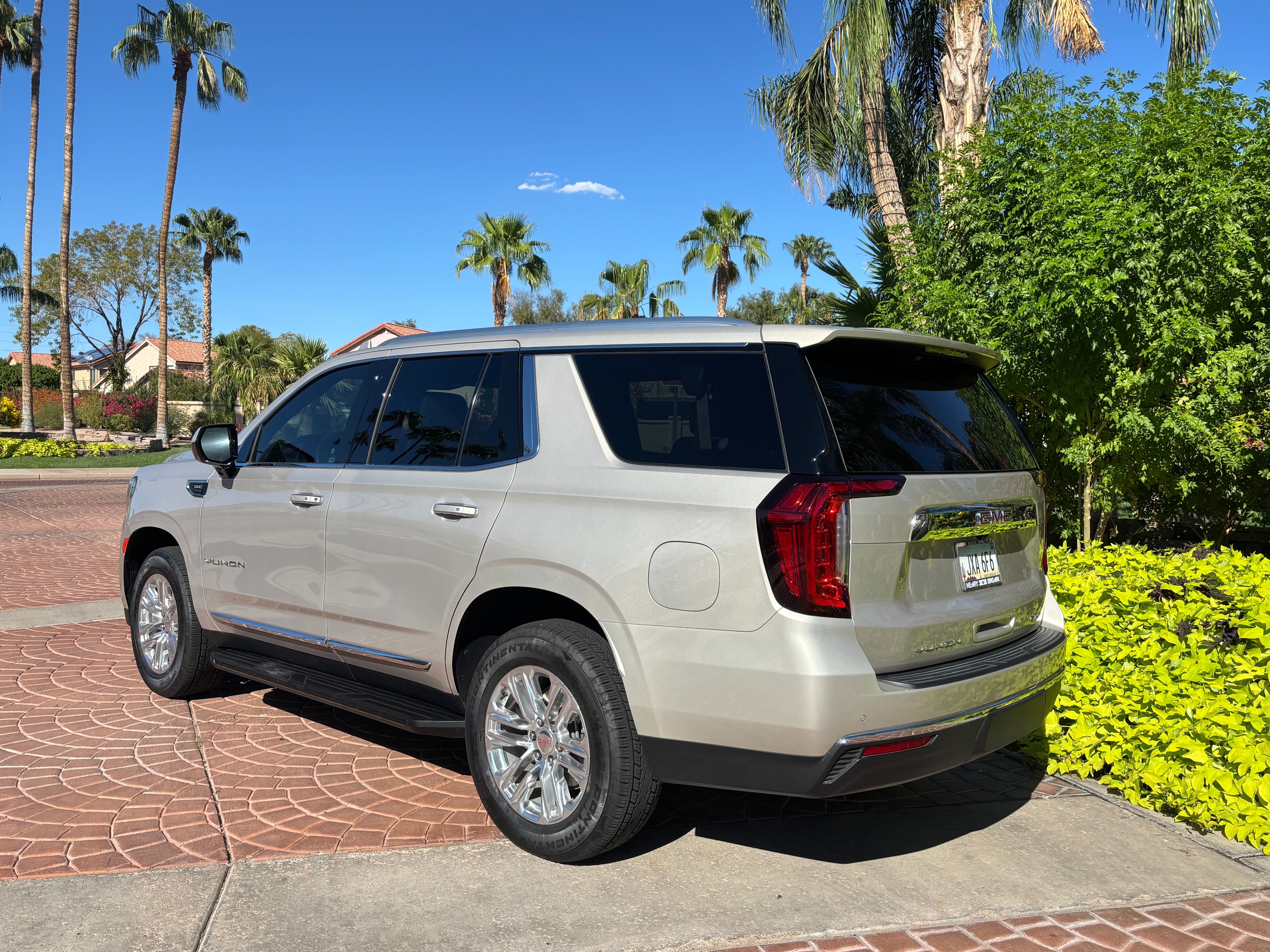 Used 2023 GMC Yukon SLT RWD image 2