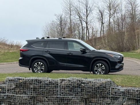 Used 2022 Toyota Highlander XLE AWD/4WD image 1