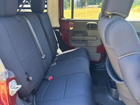 Used 2010 Jeep Wrangler Unlimited Sahara w/ Dual Top Group AWD/4WD image 16