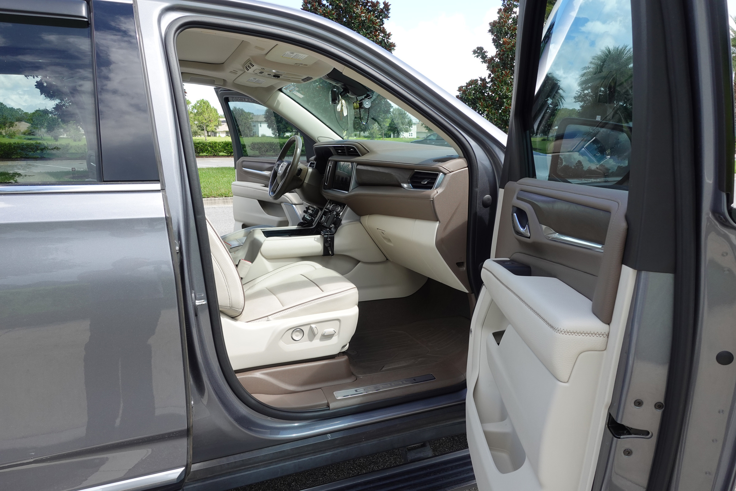 Used 2021 GMC Yukon Denali w/ Denali Ultimate Package AWD/4WD image 28
