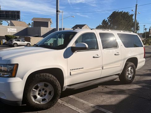 Used 2011 Chevrolet Suburban LT RWD image 2