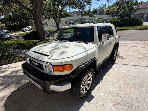Used 2014 Toyota FJ Cruiser 4WD w/ Upgrade Package image 2
