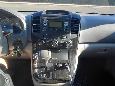 Used 2012 Kia Sedona EX FWD image 15
