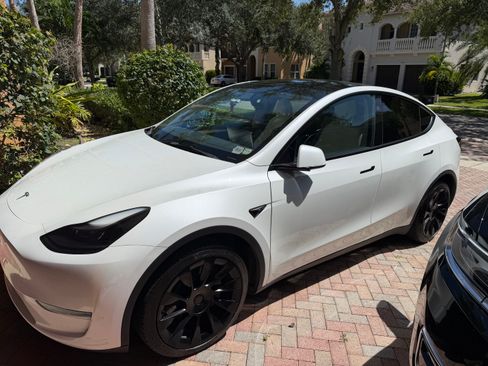 Used 2023 Tesla Model Y Long Range AWD/4WD image 1
