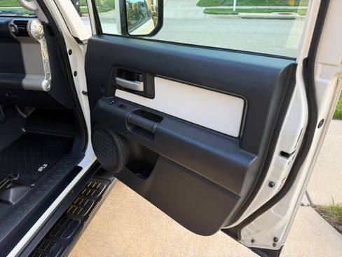 Used 2012 Toyota FJ Cruiser 4WD w/ Upgrade Pkg image 15