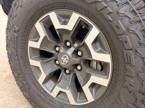 Used 2022 Toyota Tacoma TRD Off-Road w/ Technology Package AWD/4WD image 16