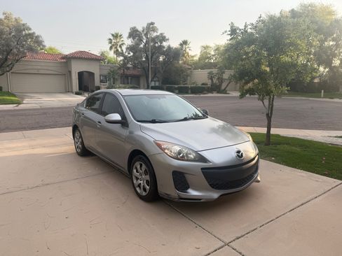Used 2013 MAZDA MAZDA3 i SV image 2