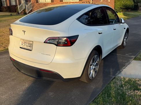 Used 2021 Tesla Model Y Long Range image 5