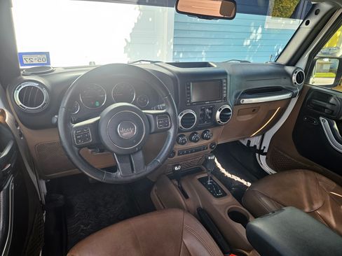 Used 2015 Jeep Wrangler Unlimited Sahara w/ Connectivity Group AWD/4WD image 12
