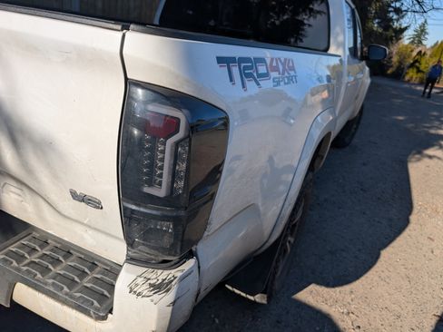 Used 2017 Toyota Tacoma TRD Sport image 13