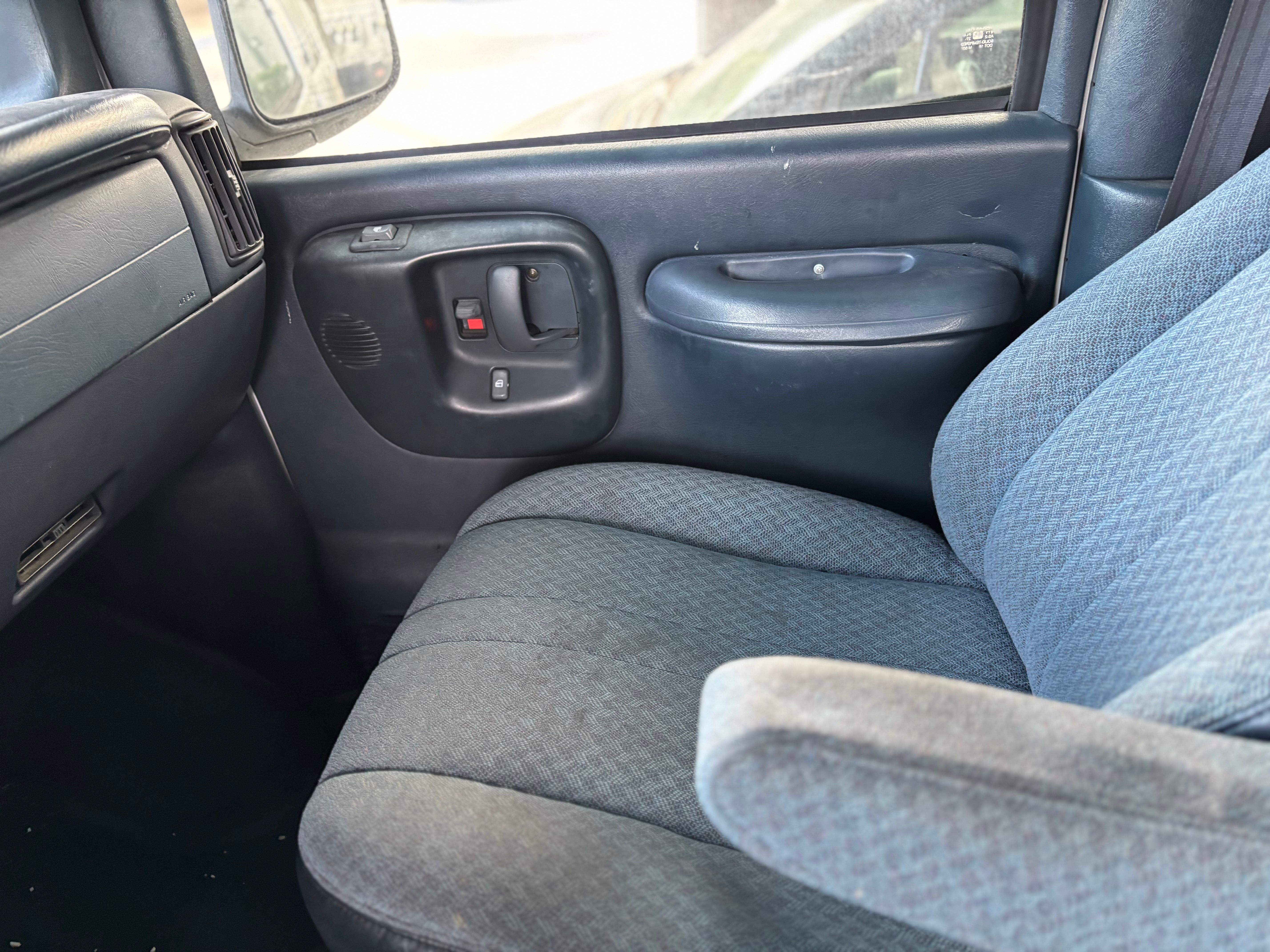 Used 2000 Chevrolet Express 2500 Passenger w/ LS Preferred Equipment Group RWD image 11