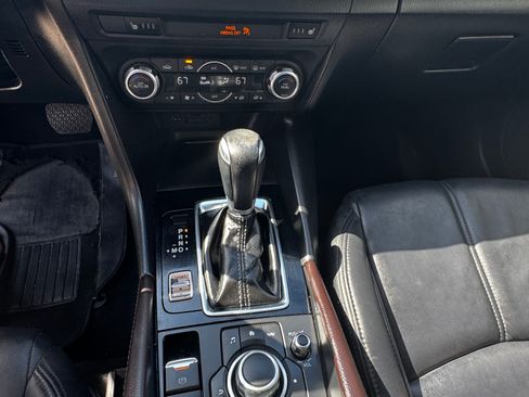Used 2018 MAZDA MAZDA3 Touring FWD image 12